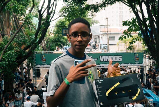 Visitante recebendo brinde WAAW - Mochilão 2024